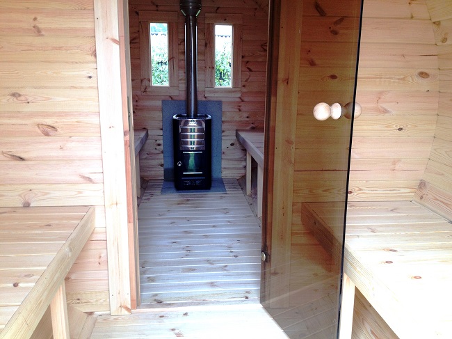 sauna a botte con spogliatoio interno all'ingresso