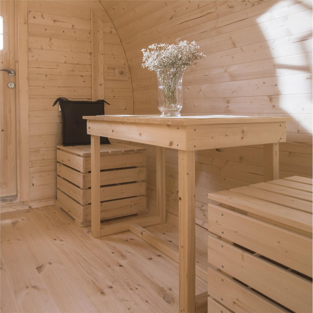 Tavolo e pouf in legno per casetta in legno da campeggio