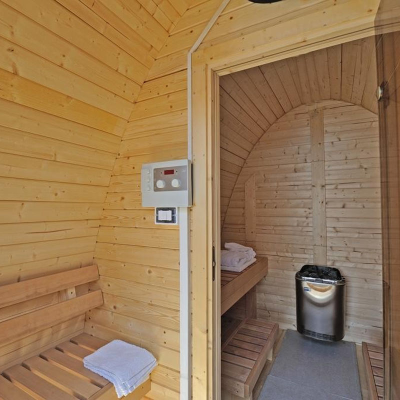 particolare interno sauna con stufa a legna